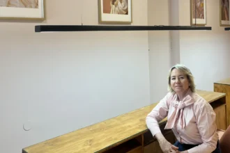 La emprendedora Helena Prats en su local de coworking de belleza, The Pink Philippa