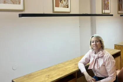 La emprendedora Helena Prats en su local de coworking de belleza, The Pink Philippa