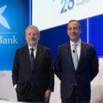 El Presidente de CaixaBank, Tomás Muniesa, y el Consejero Delegado, Gonzalo Gortázar, en la Junta General de Accionistas 2026 de la entidad