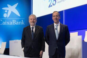 El Presidente de CaixaBank, Tomás Muniesa, y el Consejero Delegado, Gonzalo Gortázar, en la Junta General de Accionistas 2026 de la entidad