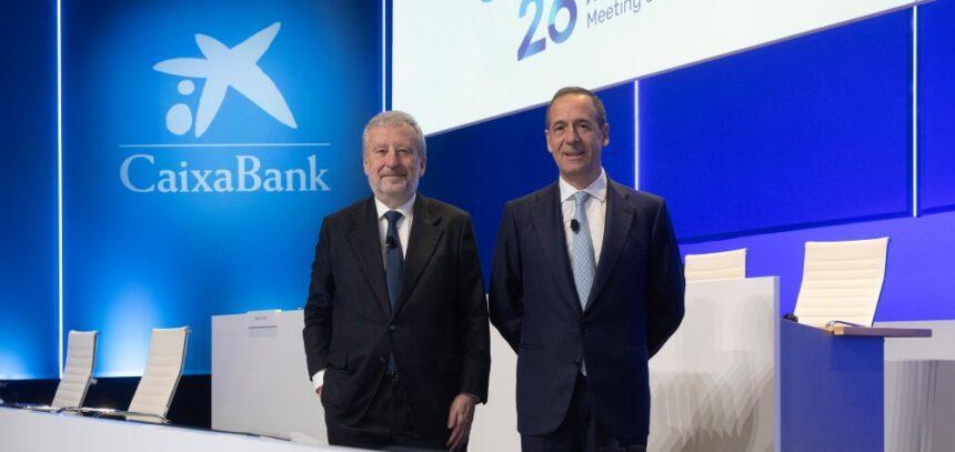 El Presidente de CaixaBank, Tomás Muniesa, y el Consejero Delegado, Gonzalo Gortázar, en la Junta General de Accionistas 2026 de la entidad