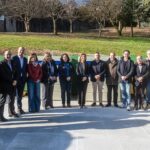 Acto en el Concello de Brión (A Coruña) para hacer entrega de más de 1.500 contenedores amarillos y azules - Imagen cedida por Ecoembes y la Xunta de Galicia