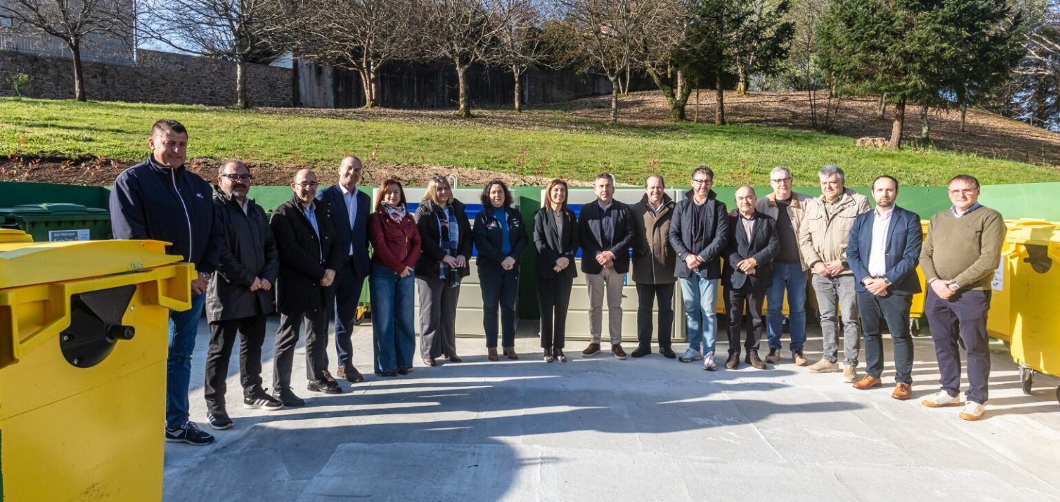 Acto en el Concello de Brión (A Coruña) para hacer entrega de más de 1.500 contenedores amarillos y azules - Imagen cedida por Ecoembes y la Xunta de Galicia