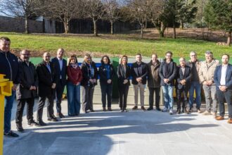 Acto en el Concello de Brión (A Coruña) para hacer entrega de más de 1.500 contenedores amarillos y azules - Imagen cedida por Ecoembes y la Xunta de Galicia