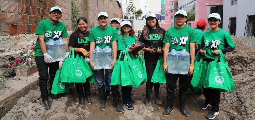 Estudiantes de la UCSM llevan ayuda humanitaria a familias afectadas por huaico en Arequipa