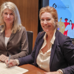 Anna Quirós, Directora de Diversidad e Inclusión de CaixaBank, firma el convenio de colaboración como patronos de Fundación Diversidad