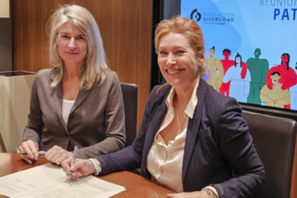 Anna Quirós, Directora de Diversidad e Inclusión de CaixaBank, firma el convenio de colaboración como patronos de Fundación Diversidad
