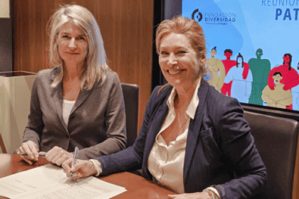 Anna Quirós, Directora de Diversidad e Inclusión de CaixaBank, firma el convenio de colaboración como patronos de Fundación Diversidad
