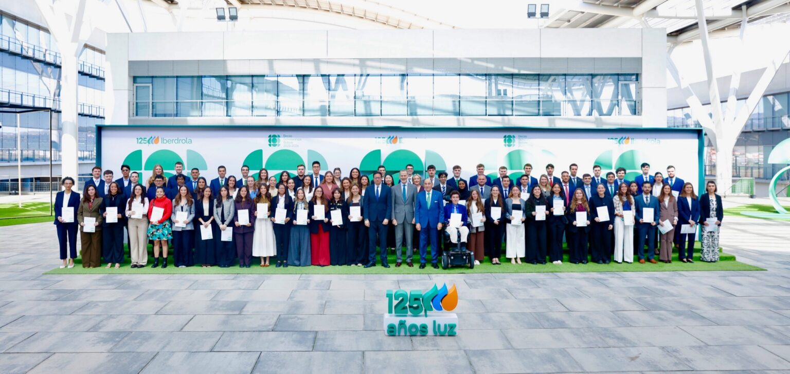 SM el Rey Felipe VI entrega las Becas Iberdrola 2025-2026