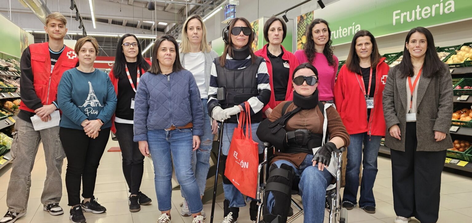 Participantes del grupo 1 de las sesiones de sensibilización celebradas hoy en Autoservicios Familia Sigüeiro - Imagen cedida por Vegalsa-Eroski