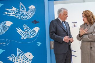 Ignacio Garralda, Presidente de Grupo Mutua Madrileña y su fundación, junto a Fátima Matute, Consejera de Sanidad de la Comunidad de Madrid, en el renovado espacio del Hospital Universitario La Paz