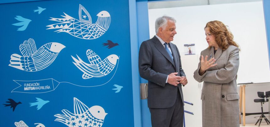 Ignacio Garralda, Presidente de Grupo Mutua Madrileña y su fundación, junto a Fátima Matute, Consejera de Sanidad de la Comunidad de Madrid, en el renovado espacio del Hospital Universitario La Paz