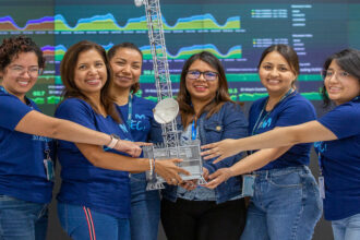 Ingenieras de Movistar inspiran a adolescentes a elegir carreras tecnológicas en Perú
