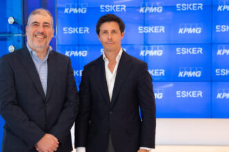 Emilio Alonso, Director de Alianzas de Esker Ibérica, junto a Alejandro Zafra, socio responsable de Finance Transformation de KPMG en España