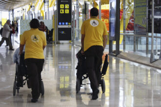 Servicio de Asistencia a Personas con Movilidad Reducida (PMR) en los aeropuertos de Aena