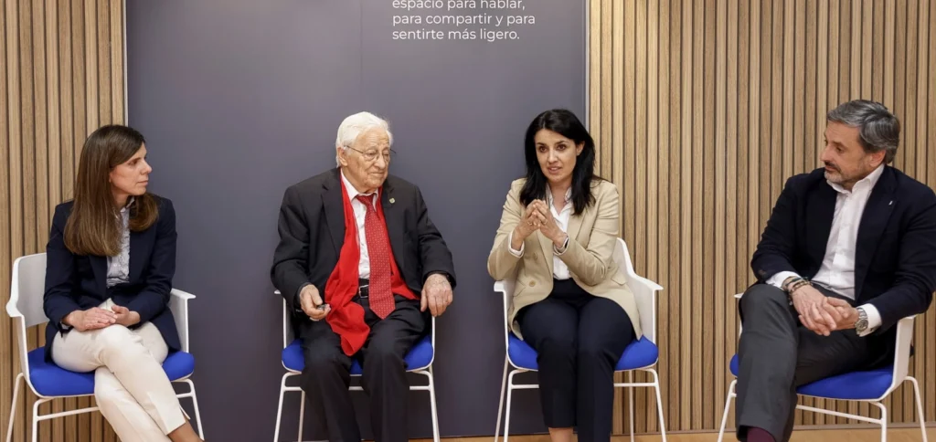 De izquierda a derecha en la presentación de "We Care": Beatriz Cañizares Romero, Directora de Sostenibilidad y Excelencia de ILUNION TextilCare; Padre Ángel, presidente de Mensajeros de la Paz; Ana López de San Román, Directora de Ética, Sostenibilidad y Alianzas de ILUNION; y David López Pachón, director General de ILUNION TextilCare