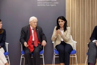 De izquierda a derecha en la presentación de "We Care": Beatriz Cañizares Romero, Directora de Sostenibilidad y Excelencia de ILUNION TextilCare; Padre Ángel, presidente de Mensajeros de la Paz; Ana López de San Román, Directora de Ética, Sostenibilidad y Alianzas de ILUNION; y David López Pachón, director General de ILUNION TextilCare