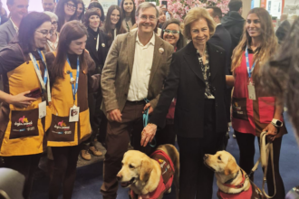SM la Reina Sofía durante su visita al stand de Elanco en el Congreso VetMadrid 2026