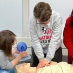 La enfermera responsable del programa, Soumia Jaity Najlani, junto a niños de la asociación Down Lorca - Imagen cedida por Grupo Ribera Salud
