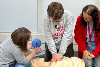La enfermera responsable del programa, Soumia Jaity Najlani, junto a niños de la asociación Down Lorca - Imagen cedida por Grupo Ribera Salud
