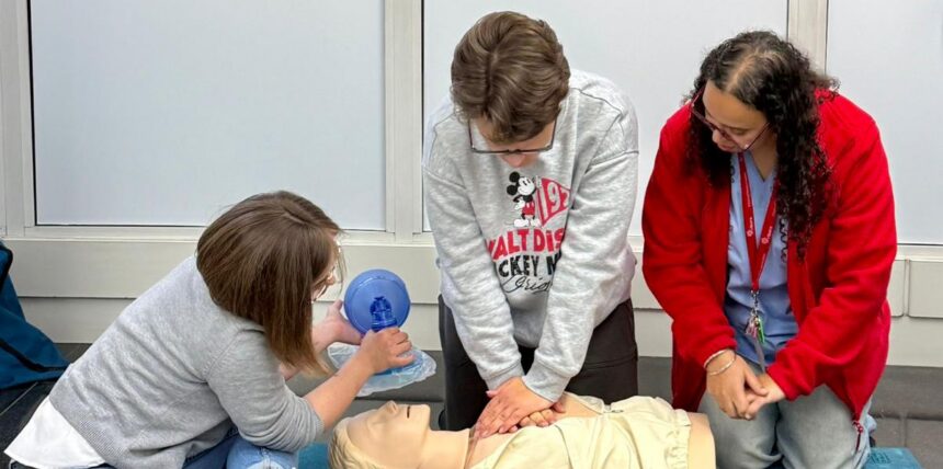 La enfermera responsable del programa, Soumia Jaity Najlani, junto a niños de la asociación Down Lorca - Imagen cedida por Grupo Ribera Salud