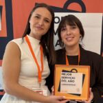 Entrega del reconocimiento como "Mejor Servicio del Año" en la categoría de clínicas dentales a Vitaldent