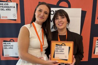 Entrega del reconocimiento como "Mejor Servicio del Año" en la categoría de clínicas dentales a Vitaldent