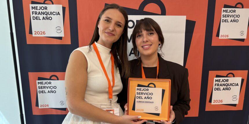 Entrega del reconocimiento como "Mejor Servicio del Año" en la categoría de clínicas dentales a Vitaldent