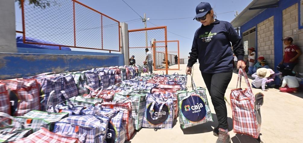 Voluntarios de Caja Arequipa llevan ayuda humanitaria a familias afectadas por lluvias en Alto Cayma
