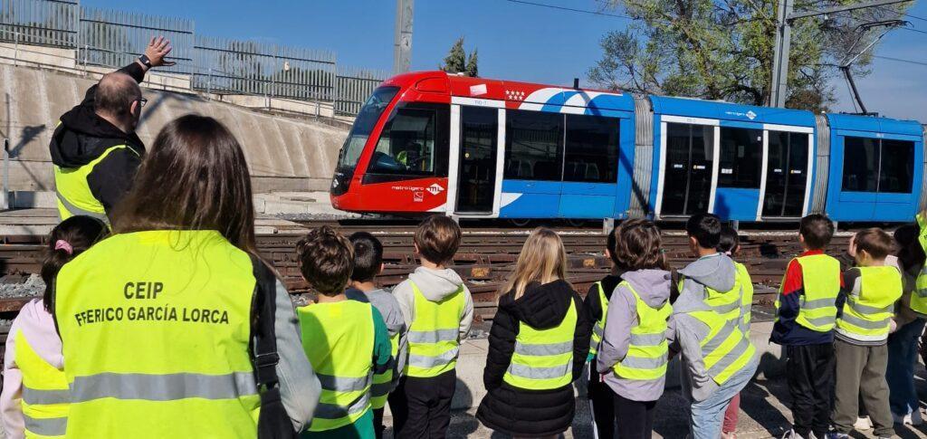 Visitas guiadas a estudiantes por las instalaciones de Metro Ligero Oeste