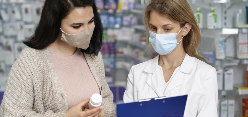 El 71 % de quienes ejercen en Farmacia son mujeres, por lo que la perspectiva de sexo y género es un concepto arraigado en la prestación de servicios asistenciales - Imagen de Stock (Freepik.es)