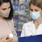 El 71 % de quienes ejercen en Farmacia son mujeres, por lo que la perspectiva de sexo y género es un concepto arraigado en la prestación de servicios asistenciales - Imagen de Stock (Freepik.es)