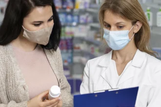 El 71 % de quienes ejercen en Farmacia son mujeres, por lo que la perspectiva de sexo y género es un concepto arraigado en la prestación de servicios asistenciales - Imagen de Stock (Freepik.es)