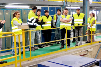 Los jóvenes han podido conocer de primera mano el día a día del tranvía mediante visitas guiadas a diferentes departamentos (Copyright Fundación Exit)