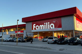 268 establecimientos de Vegalsa-Eroski en Galicia, Asturias y Castilla y León apagarán sus rótulos exteriores este sábado entre las 20:30 y las 21:30