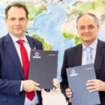 Óscar García, rector de la UPM, y Enrique Maurer, director general de ENAIRE, en la firma del convenio