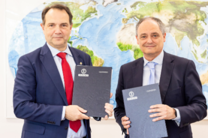 Óscar García, rector de la UPM, y Enrique Maurer, director general de ENAIRE, en la firma del convenio