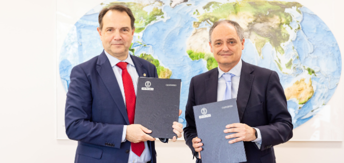 Óscar García, rector de la UPM, y Enrique Maurer, director general de ENAIRE, en la firma del convenio