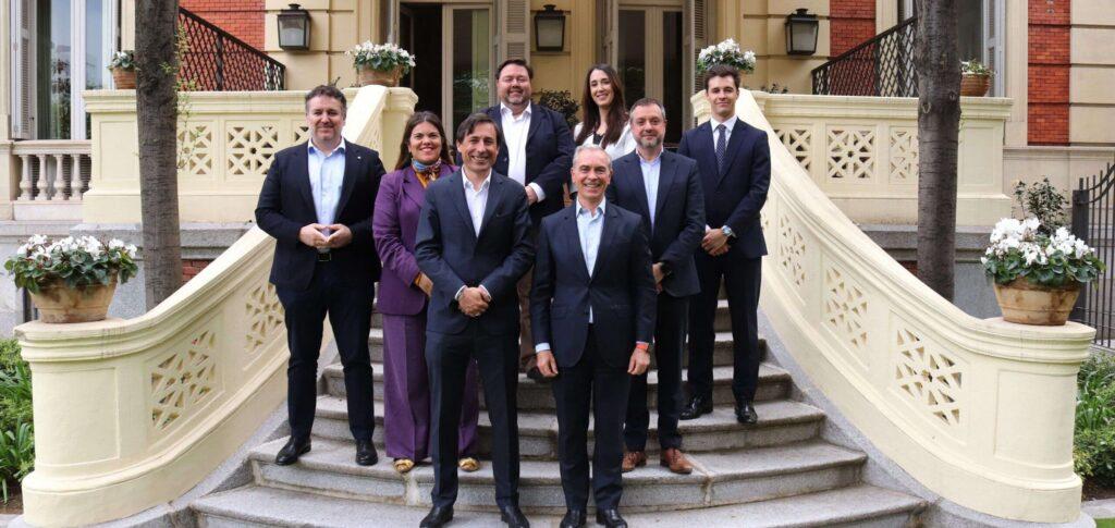 (de izquierda a derecha) José Miguel Durán, Director de Transformación e Inteligencia Artificial de Bankinter; María Vázquez Terrés, Directora de Soluciones Empresariales de Microsoft; Paco Salcedo, Presidente de Microsoft España; Ricardo Madrigal, Director de Tecnología (CIO) de Bankinter; Jacobo Diaz, Director Gral. del Área de Finanzas y Banca Digital de Bankinter; Sara San Martín, Account Executive de Microsoft; David Hernández, Director de Grandes Empresas de Microsoft; y Jaime Santodomingo, AI Workforce Sales Specialist de Microsoft.