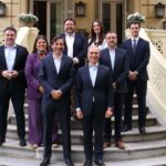 (de izquierda a derecha) José Miguel Durán, Director de Transformación e Inteligencia Artificial de Bankinter; María Vázquez Terrés, Directora de Soluciones Empresariales de Microsoft; Paco Salcedo, Presidente de Microsoft España; Ricardo Madrigal, Director de Tecnología (CIO) de Bankinter; Jacobo Diaz, Director Gral. del Área de Finanzas y Banca Digital de Bankinter; Sara San Martín, Account Executive de Microsoft; David Hernández, Director de Grandes Empresas de Microsoft; y Jaime Santodomingo, AI Workforce Sales Specialist de Microsoft.