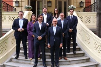 (de izquierda a derecha) José Miguel Durán, Director de Transformación e Inteligencia Artificial de Bankinter; María Vázquez Terrés, Directora de Soluciones Empresariales de Microsoft; Paco Salcedo, Presidente de Microsoft España; Ricardo Madrigal, Director de Tecnología (CIO) de Bankinter; Jacobo Diaz, Director Gral. del Área de Finanzas y Banca Digital de Bankinter; Sara San Martín, Account Executive de Microsoft; David Hernández, Director de Grandes Empresas de Microsoft; y Jaime Santodomingo, AI Workforce Sales Specialist de Microsoft.