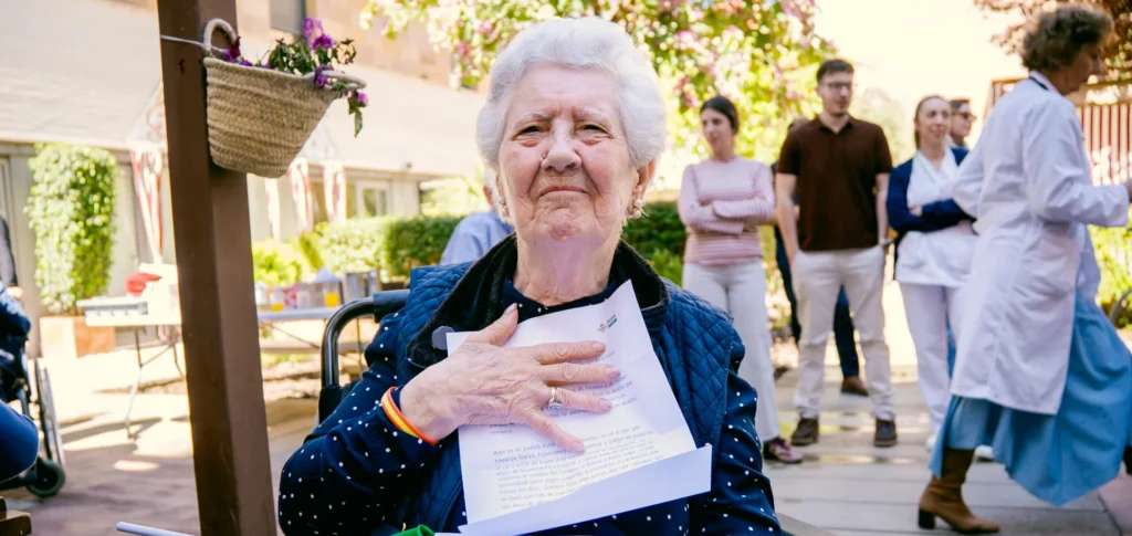 Primera entrega de cartas de la iniciativa ‘De Béticos a Abuelos’ en la residencia Domus Vi de Sevilla - Imagen cedida por la Fundación Real Betis Balompié