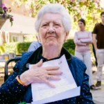 Primera entrega de cartas de la iniciativa ‘De Béticos a Abuelos’ en la residencia Domus Vi de Sevilla - Imagen cedida por la Fundación Real Betis Balompié