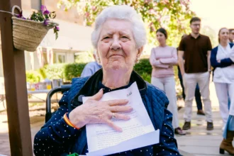 Primera entrega de cartas de la iniciativa ‘De Béticos a Abuelos’ en la residencia Domus Vi de Sevilla - Imagen cedida por la Fundación Real Betis Balompié