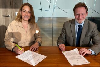 Begoña Tiscar vicepresidenta de Comunicación de EJE&CON y Javier Tafur director general de ESCP Business School