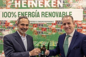 Jorge Ybarra, director comercial de Carrefour España junto a Iñaki Olazábal, director de Ventas y Alimentación de Heineken España