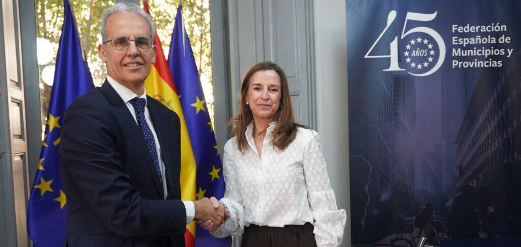 El Secretario General de la FEMP, Luis Martínez-Sicluna, y la Consejera Delegada de Ecoembes, Rosa Trigo - Imagen cedida por Ecoembes