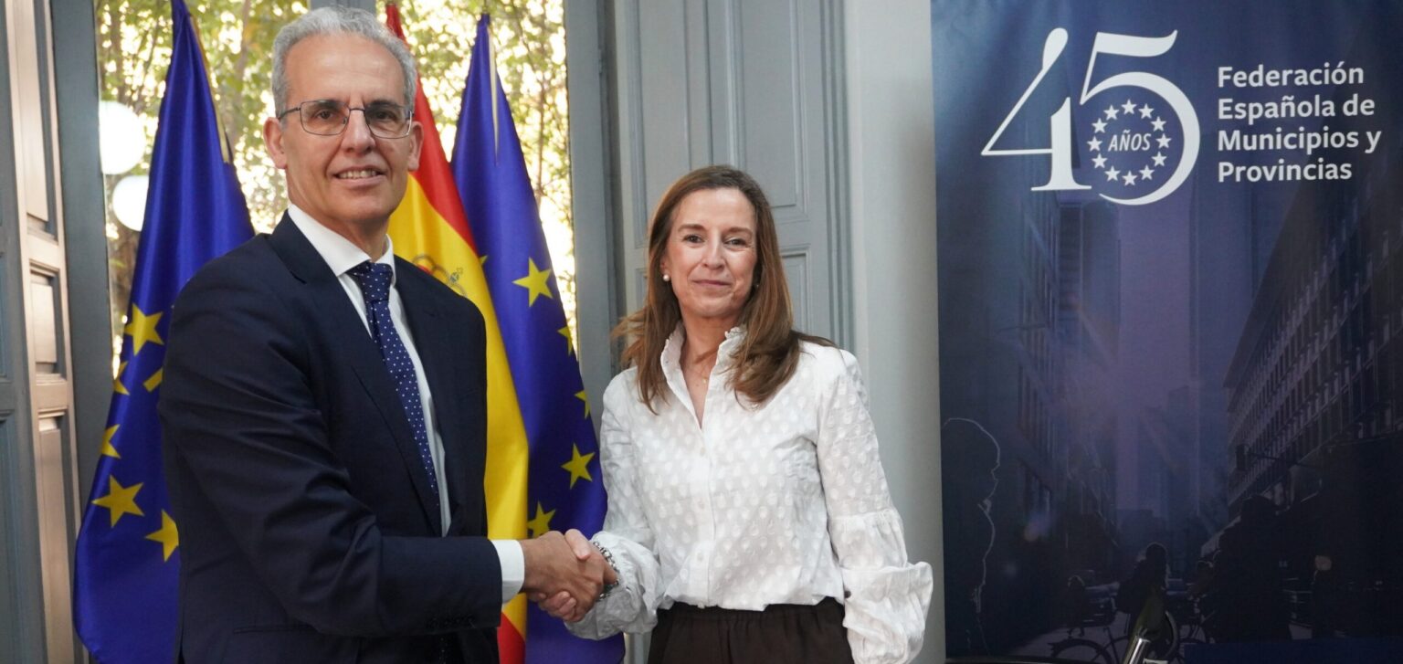 El Secretario General de la FEMP, Luis Martínez-Sicluna, y la Consejera Delegada de Ecoembes, Rosa Trigo - Imagen cedida por Ecoembes