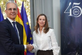 El Secretario General de la FEMP, Luis Martínez-Sicluna, y la Consejera Delegada de Ecoembes, Rosa Trigo - Imagen cedida por Ecoembes