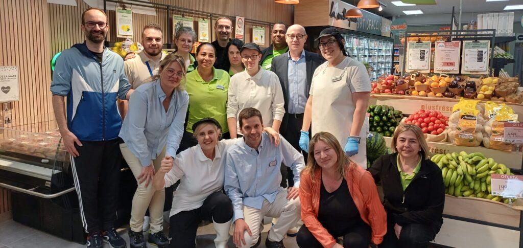 El equipo de la tienda de Tremp hoy durante la inauguración - Plusfresc